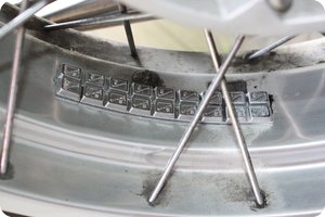 Neben den neuen Gewichten sind noch Kleberreste
