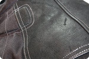 Büffellederbesatz an Schutern und Armen