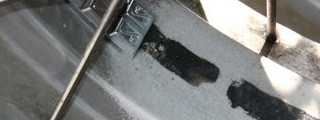 Kleberrückstände von Wuchtgewichten mit BikeCare Clean Wax entfernen