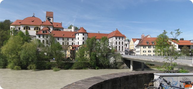 Blick auf das Kloster Sankt Mang, im Vordergrund der (stark getrübte) Lech