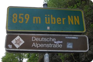 Schild an der B11: »Deutsche Alpenstraße«