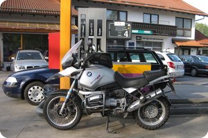 Beim Tankstopp in Huglfing