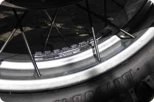Sind noch immer da: Die Reste vom Kleber