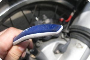 Spezialwerkzeug in blau-weißem Kunststoff