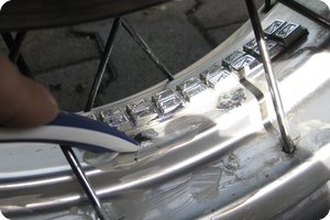 Sanftes Kratzen löst die Reste ab