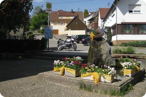 Dekorierter Brunnen in Jux