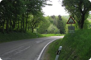 Manchmal gibt es Straßenschäden mit zwei »Hügeln«