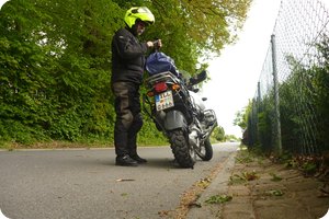 Gepäckrolle abschnallen und mitnehmen