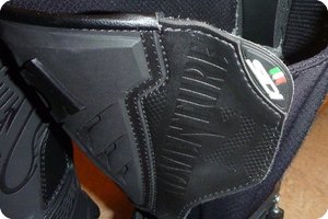 Praktisches Detail: »Abziehlasche« am Klettverschluss