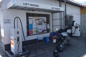 Luftcheck an den Reifen