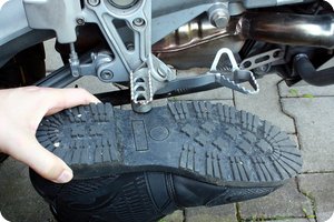 Auf dem Ballen verhakt das grobe Profil der Sidi