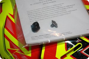 Mitgeliefert: Zwei Schrauben als Ersatzteile