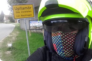 Mit Klapphelm in Upflamör