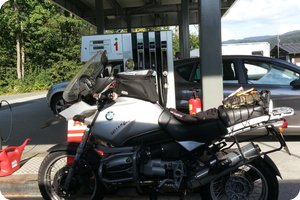 Obligatorischer Tankstopp (Avia in Kössen)