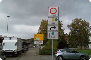 Geradeaus nur grün, nach rechts gelb und grün (2018)