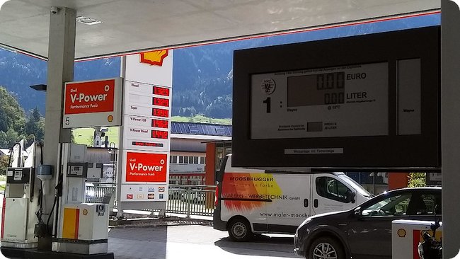 Tankstopp in Au (bevor es zu Furka- und Faschinajoch hinauf geht)