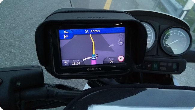 Das Navi schaltet schon mal auf den Nachtmodus um