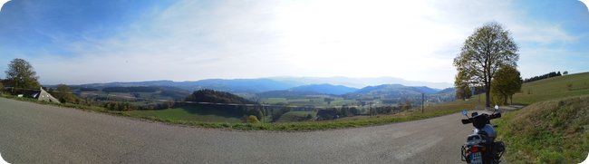 Noch ein Panorama, diesmal mit schon auf dem Weg zum Gasthof