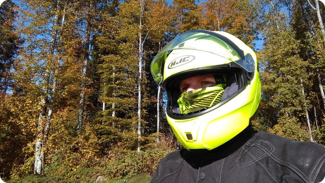 Mit dem HJC SYMAX III im Schwarzwald