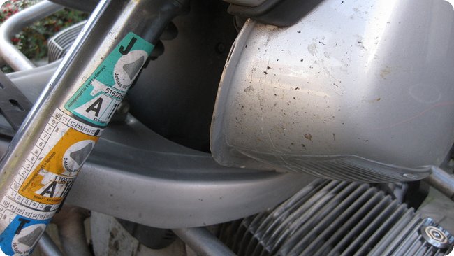Auch an Standrohr und Tank kleben Dreck und Insektenreste