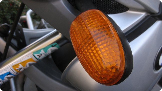 Auch wieder sauber und insektenfrei: Blinker nach Clean Wax Behandlung