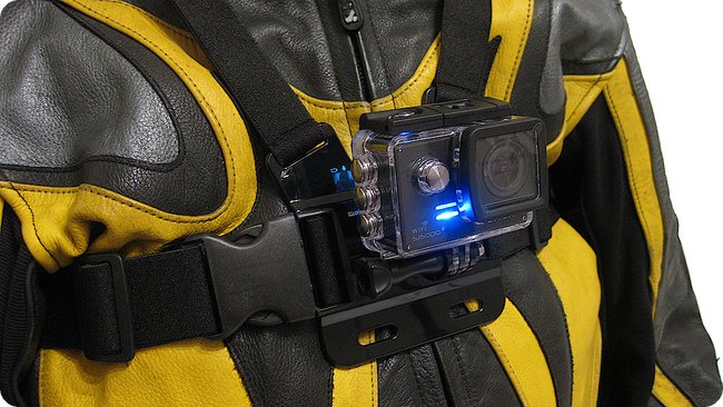Qumox SJ500 WIFI in dem »Shoot« Brustgurt