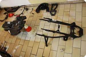 Tank und Rahmen kommen zusammen