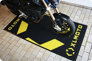 Auf die Matte passt (fast) das ganze Motorrad
