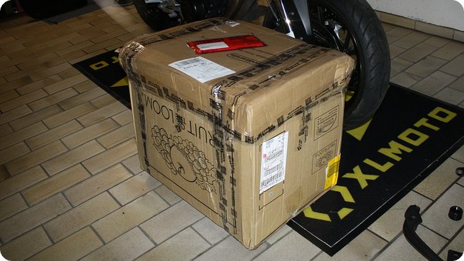 Ein großes Paket (mit irritierendem Aufdruck)