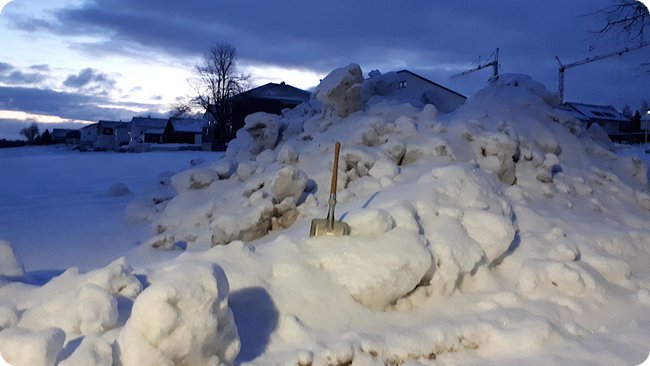 Wird mit Radladern aufgeschüttet: Schneehügel bei mir am Haus