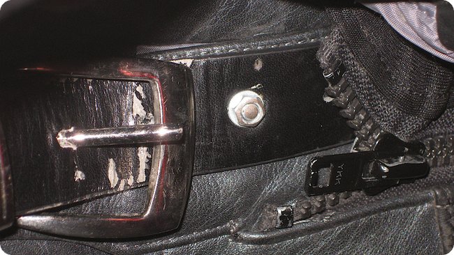 Kunstledergürtel mit Schraube(n)