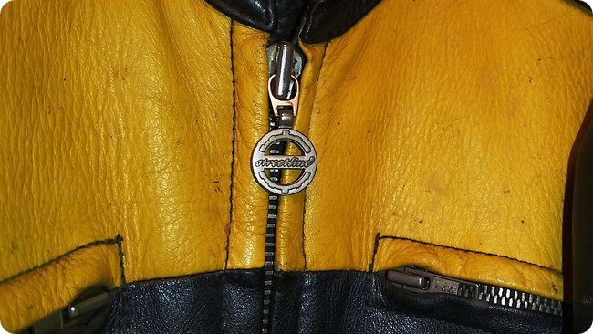 »Streetline«-Schriftzug am Zipper