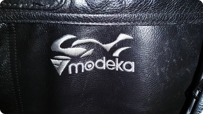 Modeka-Schriftzug, diesmal auf der Hose der Kombi