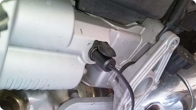 Das Ladegerät ist mit der Bordsteckdose verbunden