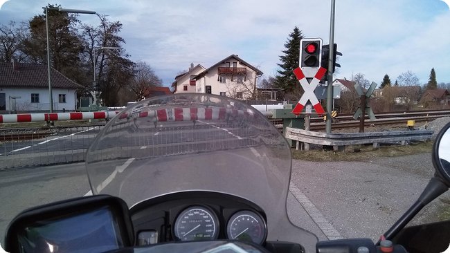 Juhu... Erste Tour, erster Bahnübergang