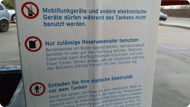 »Bedienungsanleitung« an einer Araltankstelle