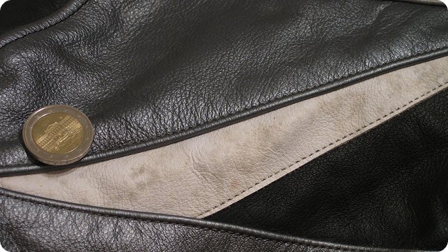 Augangssituation: Lederjacke mit Flecken auf einem weißen Lederstreifen
