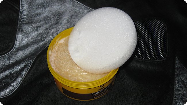 Die Glycerin-Seife wird aufgeschäumt
