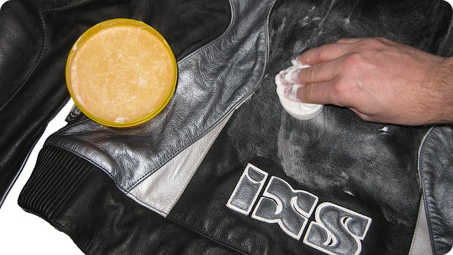 Auch andere Teile der Jacke werden behandelt