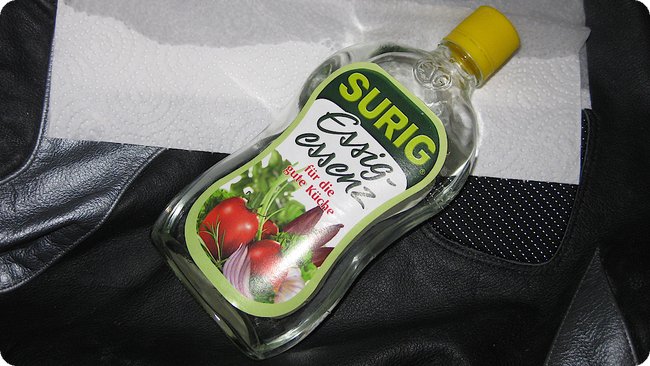 Die Vorderseite der Essig-Essenz von Surig