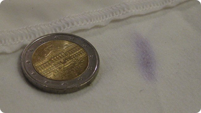 Violetter Streifen (2 Euro Stück zum Größenvergleich)