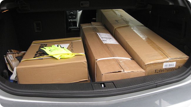Der Kofferraum sollte groß genug sein (Paket ganz rechts)