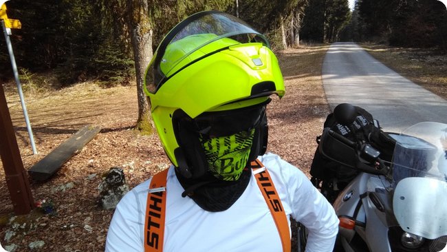 Ein Klapphelm steht im Walde, ganz still und stumm...