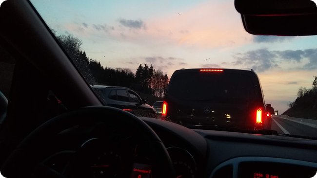 Wildromantisch: Sonnenuntergang auf der Autobahn