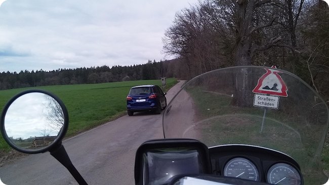 Treue Weggefährten: Straßenschädenschilder überall