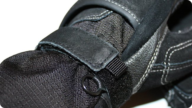 Praktisches Detail: Gut zu greifende Lasche am Klett