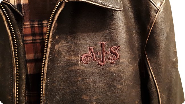 Gesticktes AJS Logo auf der linken Brust