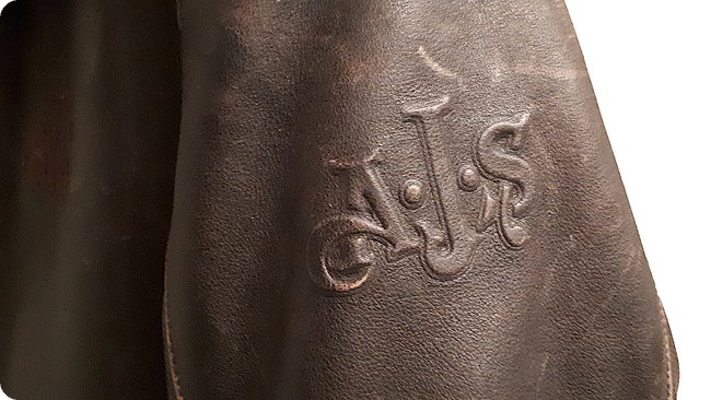Geprägtes AJS Logo am Oberarm
