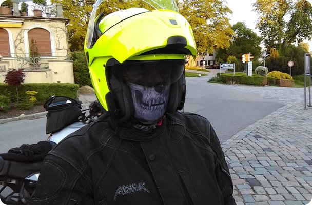 »Böser Biker mit Totenschädelgesicht« – erfreut jeden Tankwart!