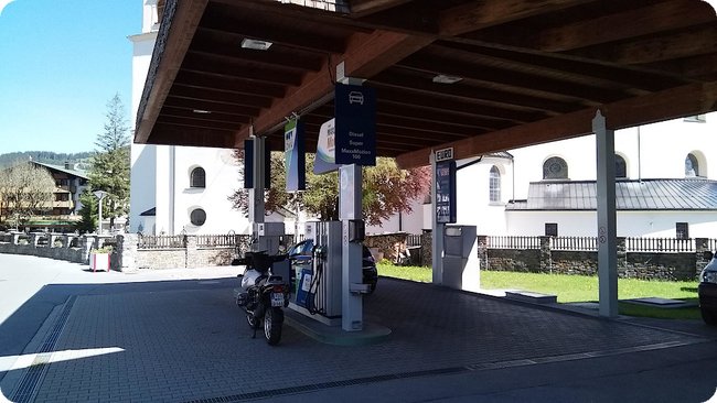 Tankstelle direkt neben der Kirche (einfach zu finden)